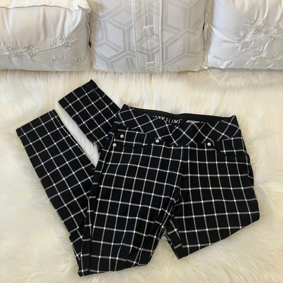NWOT Black & White Nygard Luxe Slims Jegging Jean - Picture 1 of 11